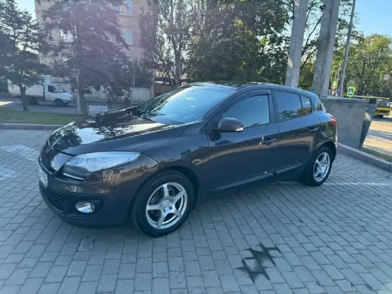 Продам рено меган 3 2013 год
1 Рестайлинг на механике, мотор 1.6 16 клапанный к4м. Машина в хорошем состоянии вся в родной краске. Мотор контрактный с пробегом 80тыс км, сцепление+выжимной новое, задние стойки новые, резина 2000 км лето новая+ зима шипы в отличном состоянии. Блины передние новые +колодки. Подегревы сидений,2 зоный климат контроль, датчик света, датчик дождя, аbc, esp. Доводчики  всех стекол. Машина хозяйская делалась для себя. С документами полный порядок любое переоформление!!!все остальные вопросы по телефону!!!цена 870 торг!!!
+79494143564 - фотография - 5