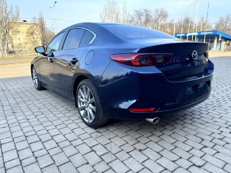 Mazda 3, 2020, 2,5 автомат, 56000 км. В хорошей комплектации, кожа, адаптивный круиз-контроль, удержание в полосе , асистенты безопасности, датчики слепых зоны, мультимедиа с большим монитором и apple carplay. 1 владелец в рф. Привезена в феврале 2024 года.   Новая резина bridgestone.
Возможно оформление в кредит. Возможен обмен.
Более детальная информация по телефону.
Цена - 2.150.000 р.
+79493250509 - фотография - 5