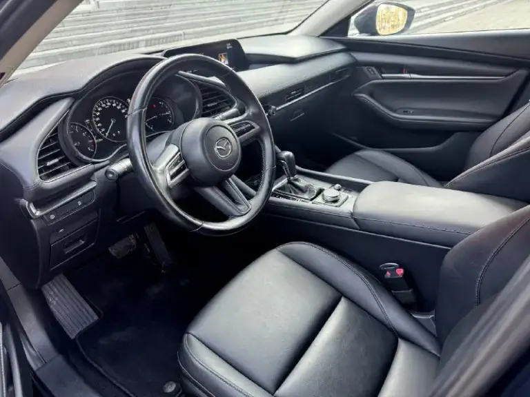 Mazda 3, 2020, 2,5 автомат, 56000 км. В хорошей комплектации, кожа, адаптивный круиз-контроль, удержание в полосе , асистенты безопасности, датчики слепых зоны, мультимедиа с большим монитором и apple carplay. 1 владелец в рф. Привезена в феврале 2024 года.   Новая резина bridgestone.
Возможно оформление в кредит. Возможен обмен.
Более детальная информация по телефону.
Цена - 2.150.000 р.
+79493250509 - фотография - 6