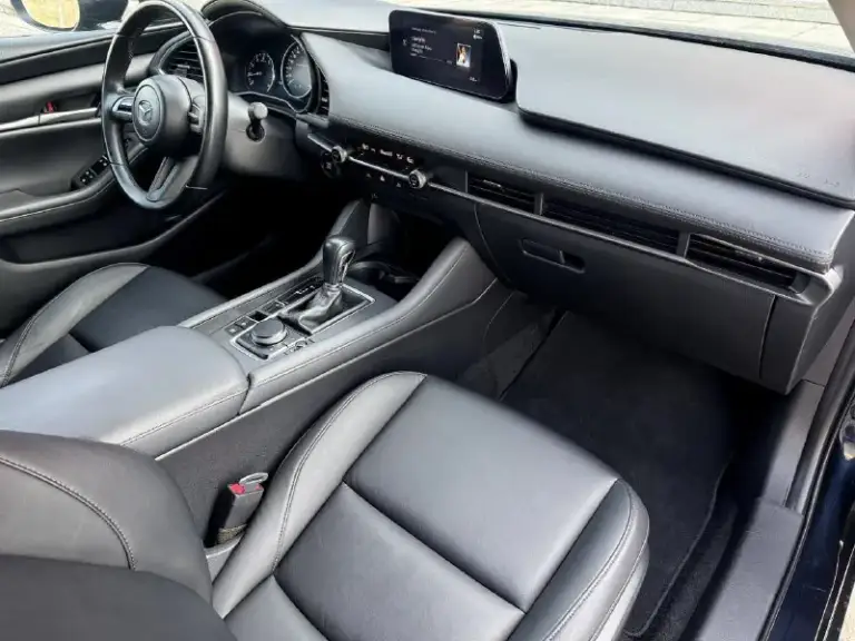 Mazda 3, 2020, 2,5 автомат, 56000 км. В хорошей комплектации, кожа, адаптивный круиз-контроль, удержание в полосе , асистенты безопасности, датчики слепых зоны, мультимедиа с большим монитором и apple carplay. 1 владелец в рф. Привезена в феврале 2024 года.   Новая резина bridgestone.
Возможно оформление в кредит. Возможен обмен.
Более детальная информация по телефону.
Цена - 2.150.000 р.
+79493250509 - фотография - 8