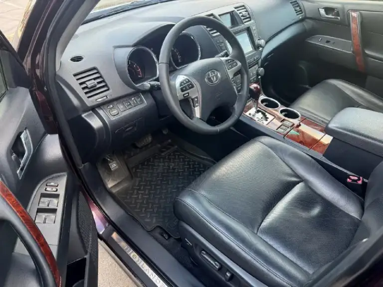 Toyota highlander, 2012 3.5 автомат, 267000 км. Автомобиль в безупречном внешнем и техническом состоянии! Обслужен. Мотор, коробка, ходовая часть на отлично. Кузов и салон тоже на отлично, без дтп, всего два косметических окраса. Максимальная комплектация люкс! 7 мест. В 2023 году установлено хорошее газовое оборудование. Возможно оформление а кредит. Возможен обмен. Более подробно по телефону.
Цена - 2.090.000 р.
+79494041233 - фотография - 7
