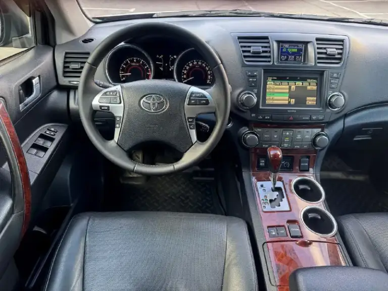Toyota highlander, 2012 3.5 автомат, 267000 км. Автомобиль в безупречном внешнем и техническом состоянии! Обслужен. Мотор, коробка, ходовая часть на отлично. Кузов и салон тоже на отлично, без дтп, всего два косметических окраса. Максимальная комплектация люкс! 7 мест. В 2023 году установлено хорошее газовое оборудование. Возможно оформление а кредит. Возможен обмен. Более подробно по телефону.
Цена - 2.090.000 р.
+79494041233 - фотография - 8