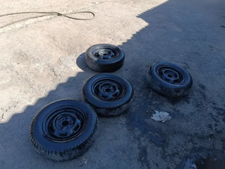 Продам комплект колес в сборе на ваз (летняя резина), размер 175/70/r-13,резина белшина фактически новая без шишек и боковых порезов, диски в отличном состоянии ровные катать не нужно, цена 12000 рублей, г. Донецк, кировский район, +7(949)404-96-56
📞 Звоните: +7(949)4049656 - фотография - 2