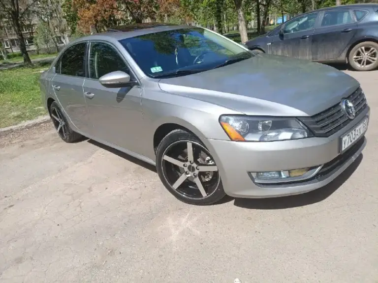 Продам volkswagen b7 american 2012 г. В
Двигатель 2.5 атмосфера. (самый надёжный в линейке)облужен полностью масло лью ravenol 5w30.не ест ни грамма. Так же установлен газ.
Коробка aisin 6 скорости работает идеально.
Частичная замену делал 5000 км назад.
Ходовая вся взбитая. Ничего не гремит. Не тарахтит.
Салон в очень хорошем состоянии для своих лет. Не порван. Не грязный. Не прокурен.
Кузов в хорошем состоянии но есть маленькие сколы в силу возраста.
Хорошая комплектация. Двух зонный климат контроль. (обслужен). Люк работает во всех положениях. Подогрев передних сидений. Мультируль. Датчик света.
Колеса r 18 (лето) новые и 5000 км не проехали.
Зима тоже на дисках заводских r 17 на хорошей резине.
Так же 2 комплекта ковриков.
На ближний свет установлены дорогие линзы и лампы. Так что со светом проблема устранена.
Авто полностью обслужено!!!доедет куда угодно!!!
Я хозяин авто. И продаю тоже я.
Причина продажи стоит без дела. За последние 3 месяца проехал на ней 300км.
Осмотр донецк центр
📞 Звоните: +7(949)3750694 - фотография - 2