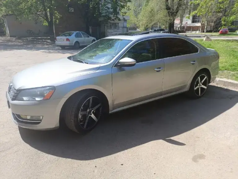 Продам volkswagen b7 american 2012 г. В
Двигатель 2.5 атмосфера. (самый надёжный в линейке)облужен полностью масло лью ravenol 5w30.не ест ни грамма. Так же установлен газ.
Коробка aisin 6 скорости работает идеально.
Частичная замену делал 5000 км назад.
Ходовая вся взбитая. Ничего не гремит. Не тарахтит.
Салон в очень хорошем состоянии для своих лет. Не порван. Не грязный. Не прокурен.
Кузов в хорошем состоянии но есть маленькие сколы в силу возраста.
Хорошая комплектация. Двух зонный климат контроль. (обслужен). Люк работает во всех положениях. Подогрев передних сидений. Мультируль. Датчик света.
Колеса r 18 (лето) новые и 5000 км не проехали.
Зима тоже на дисках заводских r 17 на хорошей резине.
Так же 2 комплекта ковриков.
На ближний свет установлены дорогие линзы и лампы. Так что со светом проблема устранена.
Авто полностью обслужено!!!доедет куда угодно!!!
Я хозяин авто. И продаю тоже я.
Причина продажи стоит без дела. За последние 3 месяца проехал на ней 300км.
Осмотр донецк центр
📞 Звоните: +7(949)3750694 - фотография - 3