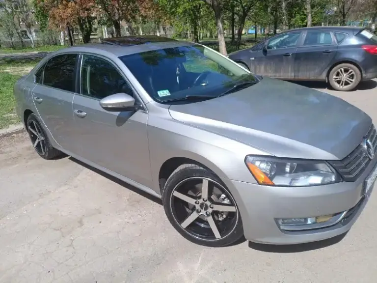 Продам volkswagen b7 american 2012 г. В
Двигатель 2.5 атмосфера. (самый надёжный в линейке)облужен полностью масло лью ravenol 5w30.не ест ни грамма. Так же установлен газ.
Коробка aisin 6 скорости работает идеально.
Частичная замену делал 5000 км назад.
Ходовая вся взбитая. Ничего не гремит. Не тарахтит.
Салон в очень хорошем состоянии для своих лет. Не порван. Не грязный. Не прокурен.
Кузов в хорошем состоянии но есть маленькие сколы в силу возраста.
Хорошая комплектация. Двух зонный климат контроль. (обслужен). Люк работает во всех положениях. Подогрев передних сидений. Мультируль. Датчик света.
Колеса r 18 (лето) новые и 5000 км не проехали.
Зима тоже на дисках заводских r 17 на хорошей резине.
Так же 2 комплекта ковриков.
На ближний свет установлены дорогие линзы и лампы. Так что со светом проблема устранена.
Авто полностью обслужено!!!доедет куда угодно!!!
Я хозяин авто. И продаю тоже я.
Причина продажи стоит без дела. За последние 3 месяца проехал на ней 300км.
Осмотр донецк центр
📞 Звоните: +7(949)3750694 - фотография - 4