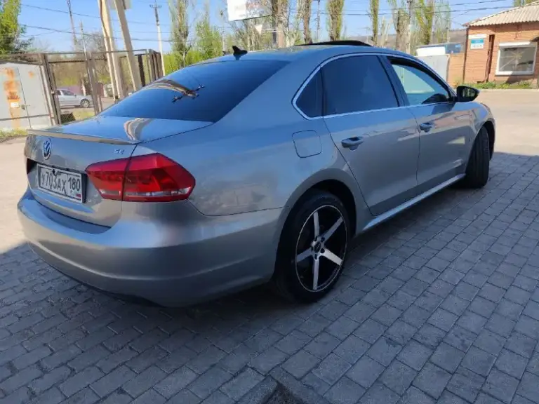 Продам volkswagen b7 american 2012 г. В
Двигатель 2.5 атмосфера. (самый надёжный в линейке)облужен полностью масло лью ravenol 5w30.не ест ни грамма. Так же установлен газ.
Коробка aisin 6 скорости работает идеально.
Частичная замену делал 5000 км назад.
Ходовая вся взбитая. Ничего не гремит. Не тарахтит.
Салон в очень хорошем состоянии для своих лет. Не порван. Не грязный. Не прокурен.
Кузов в хорошем состоянии но есть маленькие сколы в силу возраста.
Хорошая комплектация. Двух зонный климат контроль. (обслужен). Люк работает во всех положениях. Подогрев передних сидений. Мультируль. Датчик света.
Колеса r 18 (лето) новые и 5000 км не проехали.
Зима тоже на дисках заводских r 17 на хорошей резине.
Так же 2 комплекта ковриков.
На ближний свет установлены дорогие линзы и лампы. Так что со светом проблема устранена.
Авто полностью обслужено!!!доедет куда угодно!!!
Я хозяин авто. И продаю тоже я.
Причина продажи стоит без дела. За последние 3 месяца проехал на ней 300км.
Осмотр донецк центр
📞 Звоните: +7(949)3750694 - фотография - 5