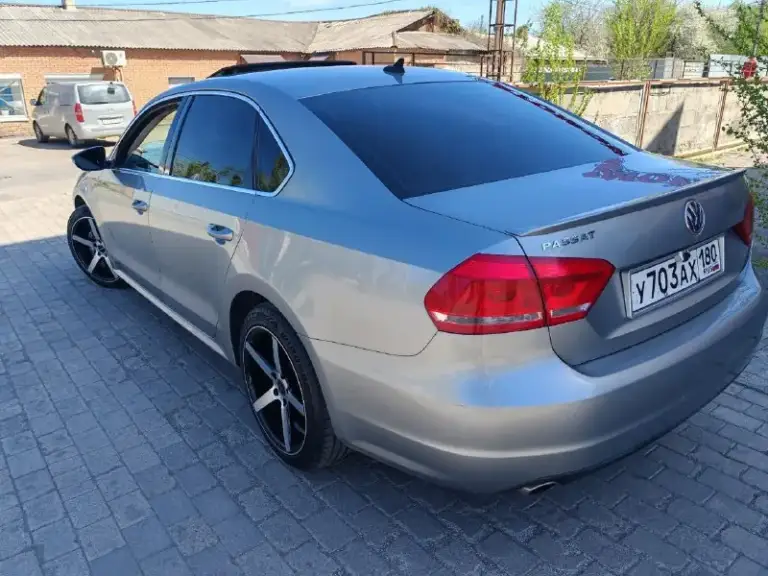 Продам volkswagen b7 american 2012 г. В
Двигатель 2.5 атмосфера. (самый надёжный в линейке)облужен полностью масло лью ravenol 5w30.не ест ни грамма. Так же установлен газ.
Коробка aisin 6 скорости работает идеально.
Частичная замену делал 5000 км назад.
Ходовая вся взбитая. Ничего не гремит. Не тарахтит.
Салон в очень хорошем состоянии для своих лет. Не порван. Не грязный. Не прокурен.
Кузов в хорошем состоянии но есть маленькие сколы в силу возраста.
Хорошая комплектация. Двух зонный климат контроль. (обслужен). Люк работает во всех положениях. Подогрев передних сидений. Мультируль. Датчик света.
Колеса r 18 (лето) новые и 5000 км не проехали.
Зима тоже на дисках заводских r 17 на хорошей резине.
Так же 2 комплекта ковриков.
На ближний свет установлены дорогие линзы и лампы. Так что со светом проблема устранена.
Авто полностью обслужено!!!доедет куда угодно!!!
Я хозяин авто. И продаю тоже я.
Причина продажи стоит без дела. За последние 3 месяца проехал на ней 300км.
Осмотр донецк центр
📞 Звоните: +7(949)3750694 - фотография - 6