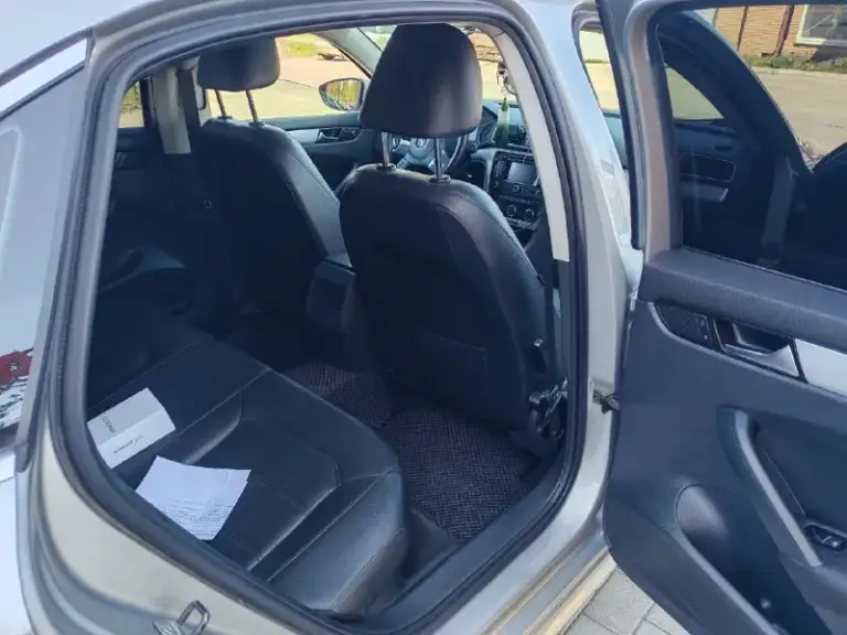 Продам volkswagen b7 american 2012 г. В
Двигатель 2.5 атмосфера. (самый надёжный в линейке)облужен полностью масло лью ravenol 5w30.не ест ни грамма. Так же установлен газ.
Коробка aisin 6 скорости работает идеально.
Частичная замену делал 5000 км назад.
Ходовая вся взбитая. Ничего не гремит. Не тарахтит.
Салон в очень хорошем состоянии для своих лет. Не порван. Не грязный. Не прокурен.
Кузов в хорошем состоянии но есть маленькие сколы в силу возраста.
Хорошая комплектация. Двух зонный климат контроль. (обслужен). Люк работает во всех положениях. Подогрев передних сидений. Мультируль. Датчик света.
Колеса r 18 (лето) новые и 5000 км не проехали.
Зима тоже на дисках заводских r 17 на хорошей резине.
Так же 2 комплекта ковриков.
На ближний свет установлены дорогие линзы и лампы. Так что со светом проблема устранена.
Авто полностью обслужено!!!доедет куда угодно!!!
Я хозяин авто. И продаю тоже я.
Причина продажи стоит без дела. За последние 3 месяца проехал на ней 300км.
Осмотр донецк центр
📞 Звоните: +7(949)3750694 - фотография - 7
