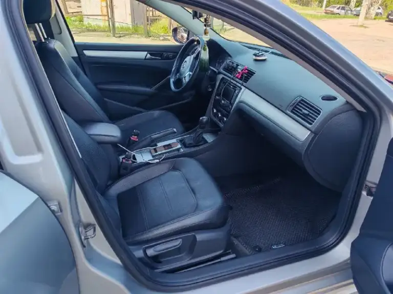 Продам volkswagen b7 american 2012 г. В
Двигатель 2.5 атмосфера. (самый надёжный в линейке)облужен полностью масло лью ravenol 5w30.не ест ни грамма. Так же установлен газ.
Коробка aisin 6 скорости работает идеально.
Частичная замену делал 5000 км назад.
Ходовая вся взбитая. Ничего не гремит. Не тарахтит.
Салон в очень хорошем состоянии для своих лет. Не порван. Не грязный. Не прокурен.
Кузов в хорошем состоянии но есть маленькие сколы в силу возраста.
Хорошая комплектация. Двух зонный климат контроль. (обслужен). Люк работает во всех положениях. Подогрев передних сидений. Мультируль. Датчик света.
Колеса r 18 (лето) новые и 5000 км не проехали.
Зима тоже на дисках заводских r 17 на хорошей резине.
Так же 2 комплекта ковриков.
На ближний свет установлены дорогие линзы и лампы. Так что со светом проблема устранена.
Авто полностью обслужено!!!доедет куда угодно!!!
Я хозяин авто. И продаю тоже я.
Причина продажи стоит без дела. За последние 3 месяца проехал на ней 300км.
Осмотр донецк центр
📞 Звоните: +7(949)3750694 - фотография - 8