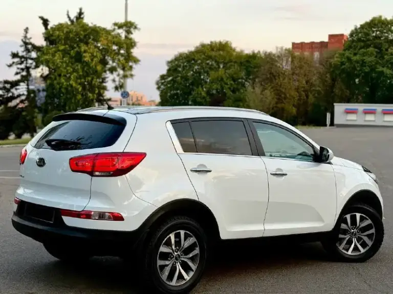 Рестайлинг ) kia sportage 2014 года цена 1425000 торг( без дтп )родной окрас обслужена от и до. Двигатель работает (идеально)   объём - 2.0л. Коробка aisin листает отменно  пробег 140 лобовое без трещин, сколов. Круиз-контроль подогрев руля подогрев переднего заднего ряда сидений   датчик света   дождя  задний парктроник  камера заднего вида  хорошая мультимедиа  помощь при спуске  все вопросы по телефону +79494737372
📲 Tg: андрей
📞 Звоните: +7(949)4737372 - фотография - 4