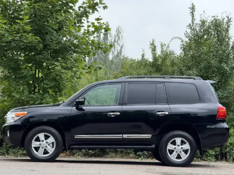 Toyota land cruiser 200 рестайлинг. Автомобиль 2012г. Выпуска, в эксплуатации с 2013г. , состояние идеальное! Родной подтвержденный пробег 150.000км! Авто без дтп и весь в оригинале! Кузов весь в заводском окрасе! Салон автомобиля заводской, не перешивался, состояние отличное! Максимальная комплектация без пневмы и люкп! 1 владелец, дилерское обслуживание, авто никогда еще не продавался!
Авто ухоженное и полностью обслуженное, таких состояний этих авто больше не осталось! Рама в отличном состоянии! По авто не до чего докопаться, если вы ищете идеальный автомобиль то это он! Про надежность и качество рассказывать не надо, модель проверенная временем! Все вопросы по телефону.
Год:2012
Двигатель: 4.6 бензин
Кпп: автомат
Привод: полный
Пробег: 150.000км
Цена:4.850.000₽
📞 🇷🇺 Звоните: +79496107823 - фотография - 4