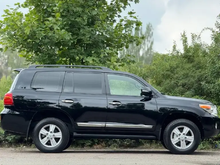 Toyota land cruiser 200 рестайлинг. Автомобиль 2012г. Выпуска, в эксплуатации с 2013г. , состояние идеальное! Родной подтвержденный пробег 150.000км! Авто без дтп и весь в оригинале! Кузов весь в заводском окрасе! Салон автомобиля заводской, не перешивался, состояние отличное! Максимальная комплектация без пневмы и люкп! 1 владелец, дилерское обслуживание, авто никогда еще не продавался!
Авто ухоженное и полностью обслуженное, таких состояний этих авто больше не осталось! Рама в отличном состоянии! По авто не до чего докопаться, если вы ищете идеальный автомобиль то это он! Про надежность и качество рассказывать не надо, модель проверенная временем! Все вопросы по телефону.
Год:2012
Двигатель: 4.6 бензин
Кпп: автомат
Привод: полный
Пробег: 150.000км
Цена:4.850.000₽
📞 🇷🇺 Звоните: +79496107823 - фотография - 5