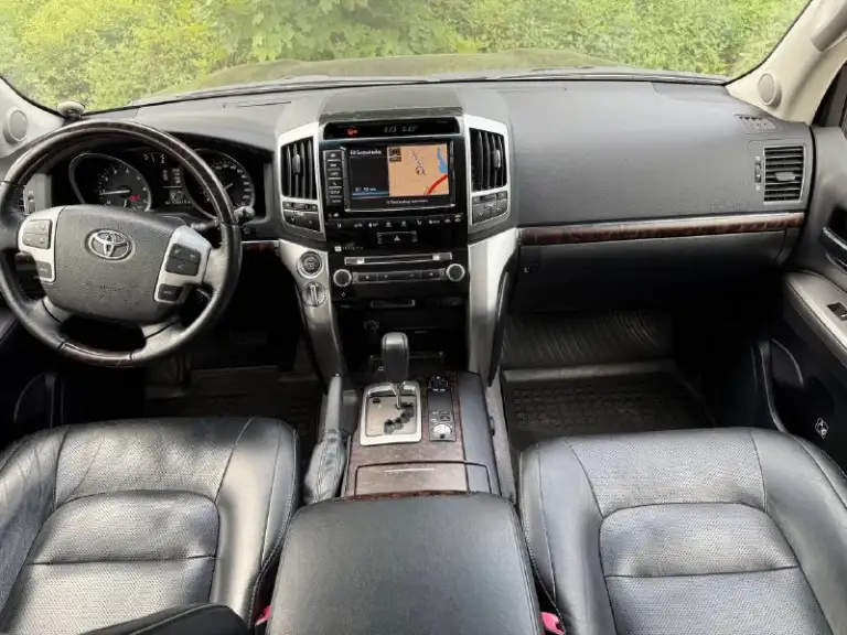 Toyota land cruiser 200 рестайлинг. Автомобиль 2012г. Выпуска, в эксплуатации с 2013г. , состояние идеальное! Родной подтвержденный пробег 150.000км! Авто без дтп и весь в оригинале! Кузов весь в заводском окрасе! Салон автомобиля заводской, не перешивался, состояние отличное! Максимальная комплектация без пневмы и люкп! 1 владелец, дилерское обслуживание, авто никогда еще не продавался!
Авто ухоженное и полностью обслуженное, таких состояний этих авто больше не осталось! Рама в отличном состоянии! По авто не до чего докопаться, если вы ищете идеальный автомобиль то это он! Про надежность и качество рассказывать не надо, модель проверенная временем! Все вопросы по телефону.
Год:2012
Двигатель: 4.6 бензин
Кпп: автомат
Привод: полный
Пробег: 150.000км
Цена:4.850.000₽
📞 🇷🇺 Звоните: +79496107823 - фотография - 7