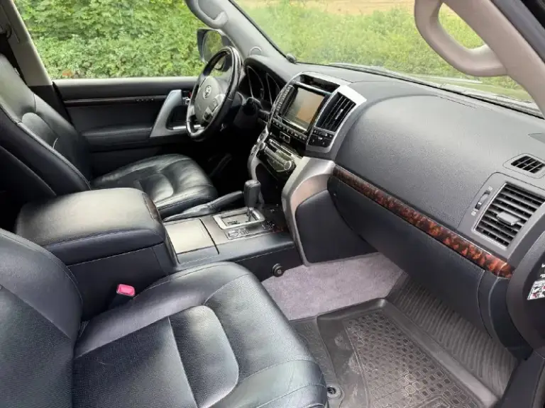 Toyota land cruiser 200 рестайлинг. Автомобиль 2012г. Выпуска, в эксплуатации с 2013г. , состояние идеальное! Родной подтвержденный пробег 150.000км! Авто без дтп и весь в оригинале! Кузов весь в заводском окрасе! Салон автомобиля заводской, не перешивался, состояние отличное! Максимальная комплектация без пневмы и люкп! 1 владелец, дилерское обслуживание, авто никогда еще не продавался!
Авто ухоженное и полностью обслуженное, таких состояний этих авто больше не осталось! Рама в отличном состоянии! По авто не до чего докопаться, если вы ищете идеальный автомобиль то это он! Про надежность и качество рассказывать не надо, модель проверенная временем! Все вопросы по телефону.
Год:2012
Двигатель: 4.6 бензин
Кпп: автомат
Привод: полный
Пробег: 150.000км
Цена:4.850.000₽
📞 🇷🇺 Звоните: +79496107823 - фотография - 8