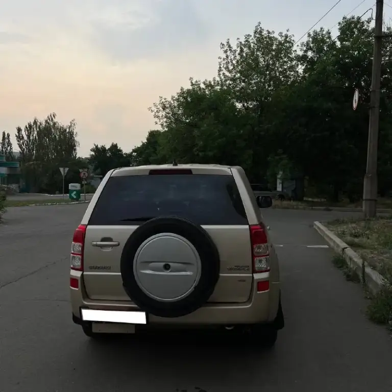 Suzuki grand vitara 2005 2.7 v6 4x4

Цена в связи с срочностью 835 000р, хороший торг только с реальным покупателем
+ 79494374247 Донецк,

Полный привод, автомат классический, 1 хозяин
Заводской окрас, все стекла завод
На хорошей, свежей резине
Едет очень хорошо, дорогу чувствует очень уверенно, никаких посторонних звуков, двигатель работает идеально, коробка щелкает отлично, по ходовой нареканий тоже вообще никаких
Прекрасный внедорожник под любые цели
195 000 Пробег оригинальный, на климате, подогревы, неплохая музыка, круиз, мультируль, стоит очень хорошая сигнализация
📞 Звоните: +7(949)4374247 - фотография - 4