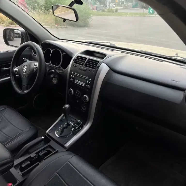 Suzuki grand vitara 2005 2.7 v6 4x4

Цена в связи с срочностью 835 000р, хороший торг только с реальным покупателем
+ 79494374247 Донецк,

Полный привод, автомат классический, 1 хозяин
Заводской окрас, все стекла завод
На хорошей, свежей резине
Едет очень хорошо, дорогу чувствует очень уверенно, никаких посторонних звуков, двигатель работает идеально, коробка щелкает отлично, по ходовой нареканий тоже вообще никаких
Прекрасный внедорожник под любые цели
195 000 Пробег оригинальный, на климате, подогревы, неплохая музыка, круиз, мультируль, стоит очень хорошая сигнализация
📞 Звоните: +7(949)4374247 - фотография - 5