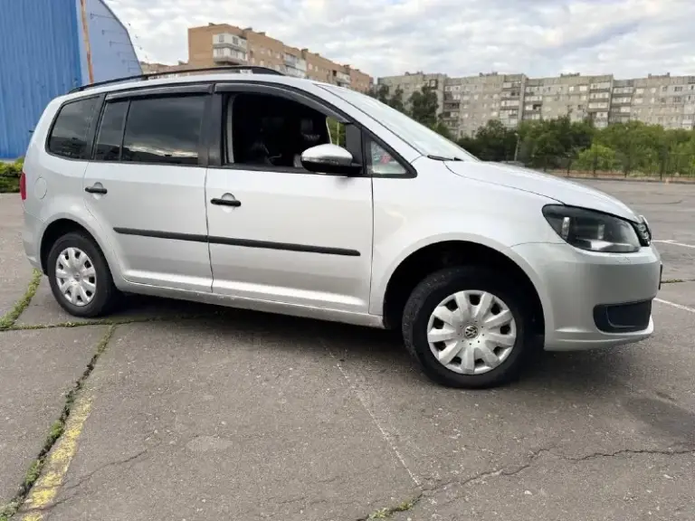 💶 Цена: 760
📮 Город: донецк
🚘 Марка / модель: volkswagen touran
📅 Год выпуска: 2012
📊 Пробег: 220
⛽ Двигатель (тип, объем, мощность): 1.2 турбо
✅ Vin код: wvgzzz1tzdw046361
🔧 Тип кпп: механика 6ст
👨‍⚖ Владельцев в птс: 4
📝 Описание: продаю надежный автомобиль, volkswagen touran 2012 года рождения. Неприхотливый мотор 1.2 турбо. Довольно очень резвый не смотря на его объем за счет турбины. Работает хорошо, не троит не дымит не пердит, масла не берет ни грамма) автомобиль оформлен на меня и во владении 2 года. Приятный расход в районе 7-8 литров на 100км.
Цена на данный автомобиль 760 без торга
Осмотр г донецк текстильщик +79493559607 - фотография - 4