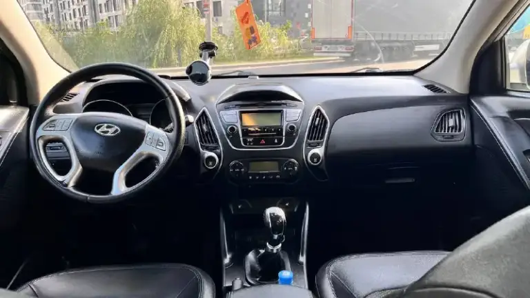 Hyundai ix35

Цена 900 тысяч
Торг срочно
Личное авто без вложений в родном окрасе 2011 г, в механика 2.0 двиготель отличный масло не ест работает идеально ! Хорошая комплектация двух зонный климат контроль подогревы сидений перед зад лобового зеркал, складывание зеркал абс аирбаг и многое другое 160 тысячь пробега тел +7 (949) 068-48-89 осмотр макеевка - фотография - 9