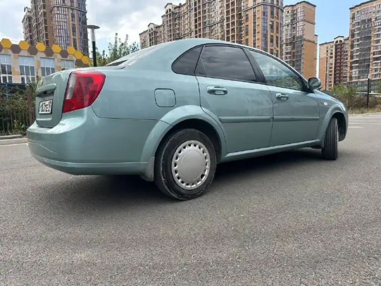 Продам лачети год выпуска 2007. 1.6 автомат ( работает как автомат калашникова ) пробег родной не мотаный 226 тысяч. Автотека зеленая. Кузов в родной краске, не ржавый не гнилой( на передних крыльях не большие вмятины ). Ходовая огонь 🔥. Мотор сухой масло не расходует. Новая рулевая рейка. Кондиционер работают. Салон чистый. Имеются записи по обслуживание автомобиля. Камера заднего вида. Большой планшет. Цена 565 тысяч. Машина в мариуполе. Телефон 📞 +79186931414 - фотография - 3