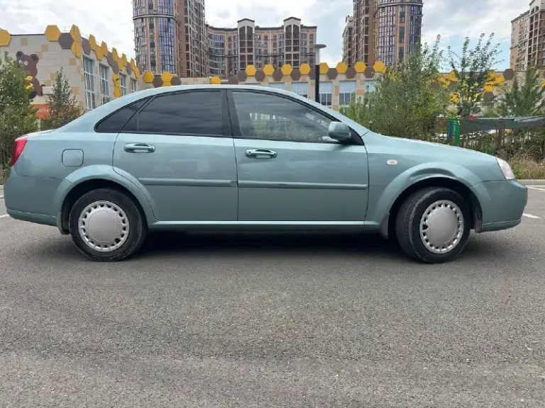 Продам лачети год выпуска 2007. 1.6 автомат ( работает как автомат калашникова ) пробег родной не мотаный 226 тысяч. Автотека зеленая. Кузов в родной краске, не ржавый не гнилой( на передних крыльях не большие вмятины ). Ходовая огонь 🔥. Мотор сухой масло не расходует. Новая рулевая рейка. Кондиционер работают. Салон чистый. Имеются записи по обслуживание автомобиля. Камера заднего вида. Большой планшет. Цена 565 тысяч. Машина в мариуполе. Телефон 📞 +79186931414 - фотография - 4