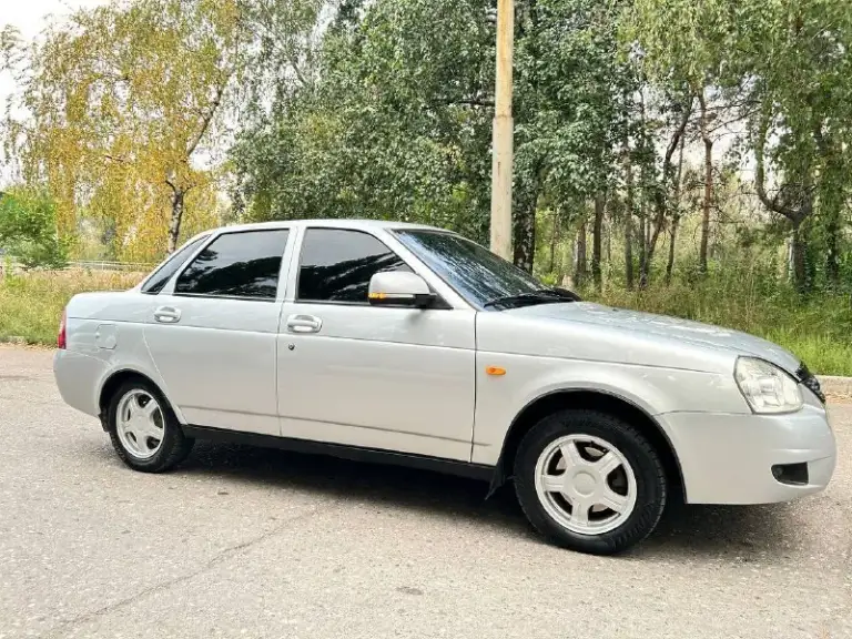 Продам ваз приору 2010 г. В
В изумительном состоянии( авто без дтп).
Стекла все родные, автотека зеленая.
Кузов ровный как струна без вмятин, царапин и без намёка на гниль выглядит шикарно,
Двигатель идеал масло не ест от слова совсем. Не дымит, не троит,
Коробка идеал не хрустит, не выбивает без посторонних звуков.
Ходовка просто отличная. Дно, пороги супер без намёка ржавчину и тем более гниль.
Стаканы, лонжероны швы герметик завод.
Салон шикарный не затертый, не прокуренный сигнализация, музыка usb, aux. Bluetooth.
Машина для тех кто ищет для себя, потому как в очень достойном состоянии.
Цена: 385 торг
Связь со мной: +79494504360
Телеграмм +380714504360
Звоните в любое время, буду рад общению с адекватными людьми
📲 Tg: @no_matter17
📞 Звоните: +7(949)4504360 - фотография - 3