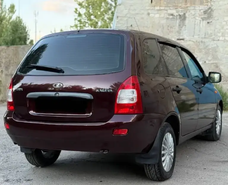 Здравствуйте в продаже ba3-111740 ваз kalina, 2012 года выпуска, цена 375 000 тысяч два владельца за всю историю авто без дтп| оригинальный, родной пробег все стёкла заводские. (включая лобовое). В красивом цвете"портвеин" в живую смотрится еще красивее чем на фотографии. Просторный, комфортный салон(не просижен, не прокурен) большой, вместительный багажник. Произведена антикоррозийная обработка днища и порогов!, ц/3,атермальное остекление, два стеклоподьемника, эур, туманки, музыка, кондици онер(заправлен!!!работает!!!кузов весь ровный. Без намека на ржавчину. Герметики заводские, оптика и остекление оригинал. Дно, пороги в отличном состоянии. Коробка не гудит не вылетает. Технически без вложений. Двигатель надежный и тяговитый 1.4,16 клапанный"на 89 лошадей. При обрыве ремня клапана не гнет. Маленикий налог плюс хорошая динамика. Стоит свежая летняя резина!!!. Состояние сел завел и поехал в кругосветку остальное по телефону. Торг есть но только после осмотра автомобиля
📞 Звоните: +7(949)4728942 - фотография - 4