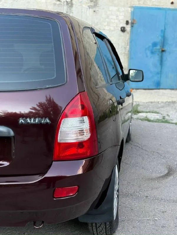 Здравствуйте в продаже ba3-111740 ваз kalina, 2012 года выпуска, цена 375 000 тысяч два владельца за всю историю авто без дтп| оригинальный, родной пробег все стёкла заводские. (включая лобовое). В красивом цвете"портвеин" в живую смотрится еще красивее чем на фотографии. Просторный, комфортный салон(не просижен, не прокурен) большой, вместительный багажник. Произведена антикоррозийная обработка днища и порогов!, ц/3,атермальное остекление, два стеклоподьемника, эур, туманки, музыка, кондици онер(заправлен!!!работает!!!кузов весь ровный. Без намека на ржавчину. Герметики заводские, оптика и остекление оригинал. Дно, пороги в отличном состоянии. Коробка не гудит не вылетает. Технически без вложений. Двигатель надежный и тяговитый 1.4,16 клапанный"на 89 лошадей. При обрыве ремня клапана не гнет. Маленикий налог плюс хорошая динамика. Стоит свежая летняя резина!!!. Состояние сел завел и поехал в кругосветку остальное по телефону. Торг есть но только после осмотра автомобиля
📞 Звоните: +7(949)4728942 - фотография - 7
