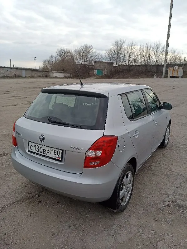 Skoda fabia 2 рестайлинг 2013 г. В. . Двигатель 1.2 (70 л. С. ), мкпп. Пробег 149 000 км. Комплектация: кондиционер, передние электрические стеклоподъёмники, электрическая регулировка зеркал с подогревом, подогрев передних сидений, регулировка руля, подогрев заднего стекла, фары с линзами, туманки, сигнализация, центральный замок, abs. Два ключа. Все стекла родные. Установлена 2-диновая магнитола на андроиде с wi-fi и bluetooth, 6 динамиков. Установлены bi led модули. 2 комплекта колес: лето – оригинальные диски skoda r15 с резиной sailun (куплена в июне 2024 года), зима – штампы r15 с шипованной резиной yokohama (куплена в ноябре 2024 года). Своевременное техническое обслуживание, бережная эксплуатация. Документы в порядке. Стоит на рф учете. Продажа от собственника. Автомобиль в отличном состоянии. Цена: 650 т. Р. /. Торг. Осмотр в макеевке на зеленом. Телефон: +79496370120
📞 Звоните: +7(949)6370120 - фотография - 1
