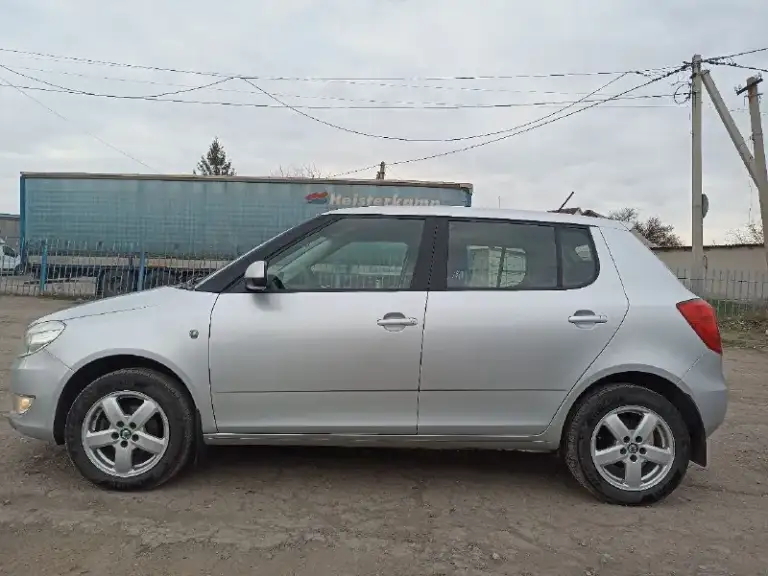 Skoda fabia 2 рестайлинг 2013 г. В. . Двигатель 1.2 (70 л. С. ), мкпп. Пробег 149 000 км. Комплектация: кондиционер, передние электрические стеклоподъёмники, электрическая регулировка зеркал с подогревом, подогрев передних сидений, регулировка руля, подогрев заднего стекла, фары с линзами, туманки, сигнализация, центральный замок, abs. Два ключа. Все стекла родные. Установлена 2-диновая магнитола на андроиде с wi-fi и bluetooth, 6 динамиков. Установлены bi led модули. 2 комплекта колес: лето – оригинальные диски skoda r15 с резиной sailun (куплена в июне 2024 года), зима – штампы r15 с шипованной резиной yokohama (куплена в ноябре 2024 года). Своевременное техническое обслуживание, бережная эксплуатация. Документы в порядке. Стоит на рф учете. Продажа от собственника. Автомобиль в отличном состоянии. Цена: 650 т. Р. /. Торг. Осмотр в макеевке на зеленом. Телефон: +79496370120
📞 Звоните: +7(949)6370120 - фотография - 2