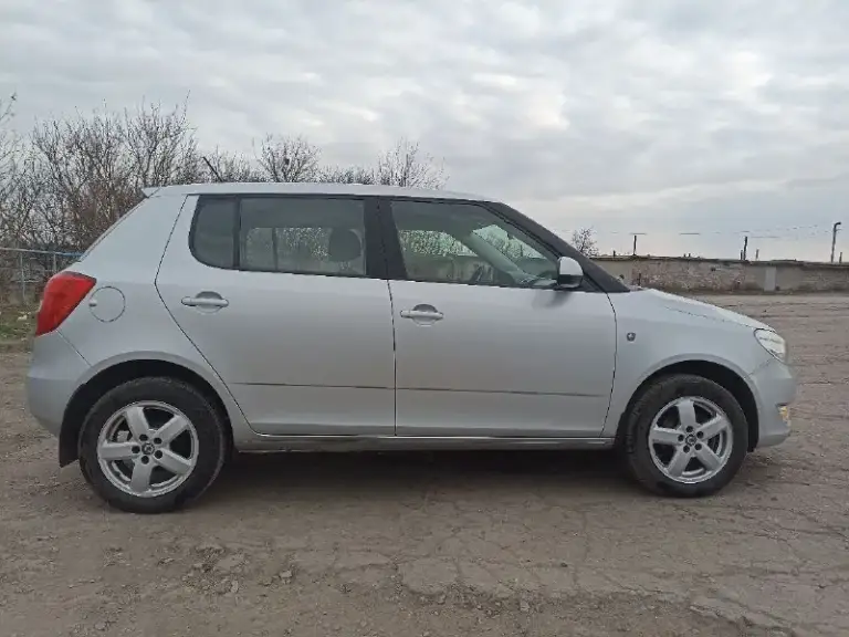 Skoda fabia 2 рестайлинг 2013 г. В. . Двигатель 1.2 (70 л. С. ), мкпп. Пробег 149 000 км. Комплектация: кондиционер, передние электрические стеклоподъёмники, электрическая регулировка зеркал с подогревом, подогрев передних сидений, регулировка руля, подогрев заднего стекла, фары с линзами, туманки, сигнализация, центральный замок, abs. Два ключа. Все стекла родные. Установлена 2-диновая магнитола на андроиде с wi-fi и bluetooth, 6 динамиков. Установлены bi led модули. 2 комплекта колес: лето – оригинальные диски skoda r15 с резиной sailun (куплена в июне 2024 года), зима – штампы r15 с шипованной резиной yokohama (куплена в ноябре 2024 года). Своевременное техническое обслуживание, бережная эксплуатация. Документы в порядке. Стоит на рф учете. Продажа от собственника. Автомобиль в отличном состоянии. Цена: 650 т. Р. /. Торг. Осмотр в макеевке на зеленом. Телефон: +79496370120
📞 Звоните: +7(949)6370120 - фотография - 3