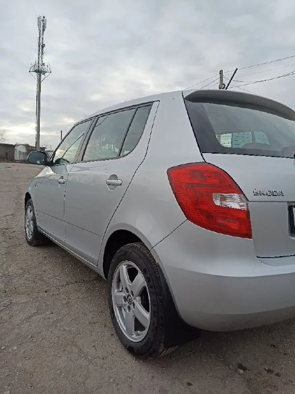 Skoda fabia 2 рестайлинг 2013 г. В. . Двигатель 1.2 (70 л. С. ), мкпп. Пробег 149 000 км. Комплектация: кондиционер, передние электрические стеклоподъёмники, электрическая регулировка зеркал с подогревом, подогрев передних сидений, регулировка руля, подогрев заднего стекла, фары с линзами, туманки, сигнализация, центральный замок, abs. Два ключа. Все стекла родные. Установлена 2-диновая магнитола на андроиде с wi-fi и bluetooth, 6 динамиков. Установлены bi led модули. 2 комплекта колес: лето – оригинальные диски skoda r15 с резиной sailun (куплена в июне 2024 года), зима – штампы r15 с шипованной резиной yokohama (куплена в ноябре 2024 года). Своевременное техническое обслуживание, бережная эксплуатация. Документы в порядке. Стоит на рф учете. Продажа от собственника. Автомобиль в отличном состоянии. Цена: 650 т. Р. /. Торг. Осмотр в макеевке на зеленом. Телефон: +79496370120
📞 Звоните: +7(949)6370120 - фотография - 4