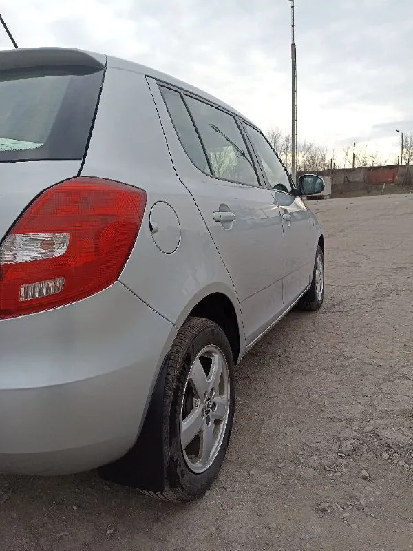Skoda fabia 2 рестайлинг 2013 г. В. . Двигатель 1.2 (70 л. С. ), мкпп. Пробег 149 000 км. Комплектация: кондиционер, передние электрические стеклоподъёмники, электрическая регулировка зеркал с подогревом, подогрев передних сидений, регулировка руля, подогрев заднего стекла, фары с линзами, туманки, сигнализация, центральный замок, abs. Два ключа. Все стекла родные. Установлена 2-диновая магнитола на андроиде с wi-fi и bluetooth, 6 динамиков. Установлены bi led модули. 2 комплекта колес: лето – оригинальные диски skoda r15 с резиной sailun (куплена в июне 2024 года), зима – штампы r15 с шипованной резиной yokohama (куплена в ноябре 2024 года). Своевременное техническое обслуживание, бережная эксплуатация. Документы в порядке. Стоит на рф учете. Продажа от собственника. Автомобиль в отличном состоянии. Цена: 650 т. Р. /. Торг. Осмотр в макеевке на зеленом. Телефон: +79496370120
📞 Звоните: +7(949)6370120 - фотография - 6