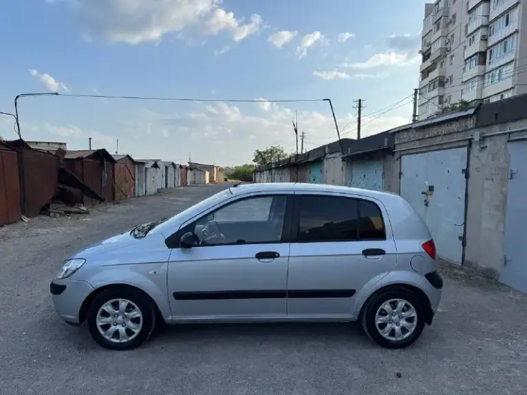 Продам hyundai getz 2006 год, двигатель 1.4 кпп механика, расход до 7 литров по городу оригинальный пробег 157.000 км максимальная комплектация авто обслужена, заменены все фильтра масла грм, кузов без дтп и подкрасов, все заводское любые проверки резина toyo , 4 эльктро стеклоподъемника, усилитель руля, датчик дождя, датчик света, кондиционер, подогревы зеркал, музыка сигнализация, сервисные книги документы в порядке, любое оформление, цена 595.000 осмотр (мариуполь )тел +79490371812 - фотография - 3