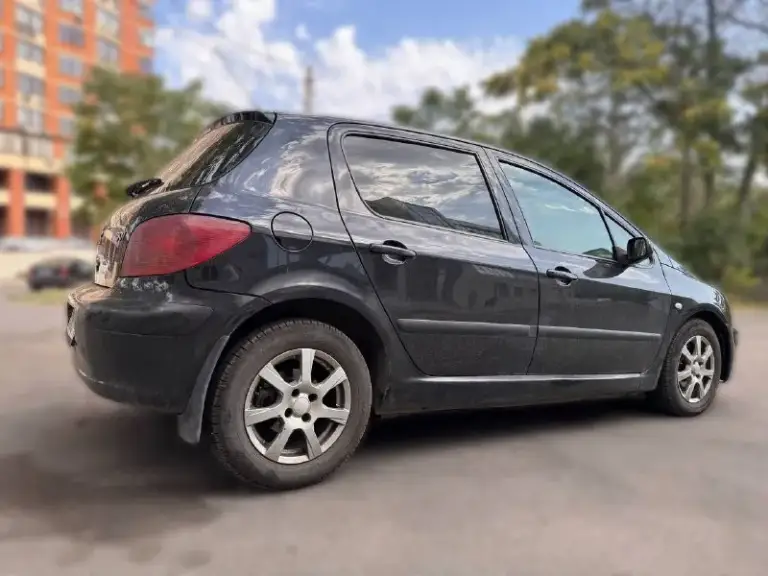 Peugeot 307 2005год
Обьем 1.6 (самый надежный в линейке)
Кпп: автомат
Пробег: 170т. Км
🔗Комплектация: гур, электростеклоподъёмники 4шт, электро регулировка зеркал, подогрев сидений, кондиционер (очень хорошо холодит), двухзоный климат.

Установлена хорошая сенсорная магнитола, автоматическая камера заднего вида при включении задней передачи.

Донецк
🔥Цена: 350т. Р🔥(самая низкая по рф)
❗️Возможен хороший торг только у капота.
☎️Тел. +79498477720 - фотография - 3