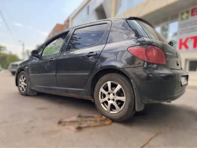 Peugeot 307 2005год
Обьем 1.6 (самый надежный в линейке)
Кпп: автомат
Пробег: 170т. Км
🔗Комплектация: гур, электростеклоподъёмники 4шт, электро регулировка зеркал, подогрев сидений, кондиционер (очень хорошо холодит), двухзоный климат.

Установлена хорошая сенсорная магнитола, автоматическая камера заднего вида при включении задней передачи.

Донецк
🔥Цена: 350т. Р🔥(самая низкая по рф)
❗️Возможен хороший торг только у капота.
☎️Тел. +79498477720 - фотография - 5
