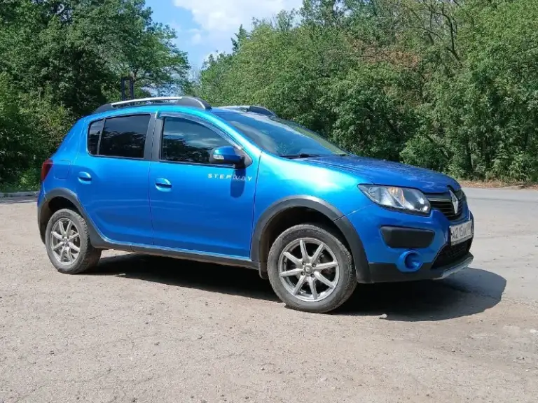 Продам renault сандеро степвей.   Автомат, 1.6 мотор. В красивом синем цвете! Год выпуска 2018 года. Пробег 131 тыс. Я второй хозяин. Кондиционер, электростеклоподъемники, подогрев передних сидений - в исправном состоянии. Масла, фильтра заменены. Два комплекта резины (лето, зима). Отдам в хорошие руки. Торг.
Цена 1 050 000 тыс рублей.
+79493208734, Енакиево -горловка.
📞 Звоните: +7(949)3208734 - фотография - 3
