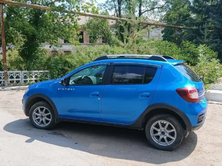 Продам renault сандеро степвей.   Автомат, 1.6 мотор. В красивом синем цвете! Год выпуска 2018 года. Пробег 131 тыс. Я второй хозяин. Кондиционер, электростеклоподъемники, подогрев передних сидений - в исправном состоянии. Масла, фильтра заменены. Два комплекта резины (лето, зима). Отдам в хорошие руки. Торг.
Цена 1 050 000 тыс рублей.
+79493208734, Енакиево -горловка.
📞 Звоните: +7(949)3208734 - фотография - 5