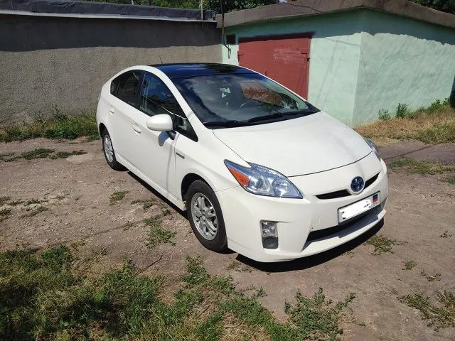 Продаю собственный авто в отличном состоянии. Перекупам и площадкам, просьба не беспокоить. Я один хозяин. 167т родного пробега. Toyota prius бензин 1.8 л, надёжная коробка вариатор(автомат) экономичный расход топлива 5.5л. Левый руль. Салон алькантара серого цвета, бесключевой доступ, кнопка старт/стоп. Климат контроль, бортовой компьютер, круиз контроль, мультируль. Электро регулировка зеркал+ подогрев, стеклоподъёмники всех дверей, панорамный люк на крыше, солнечная панель, удалённый запуск с штатного брелка. Открытие/закрытие дверей не доставая ключ. Большой монитор, штатные динамики и усилитель jbl, камера заднего вида, блютуз, aux, cd/dvd, mp3. Легкосплавные диски, новая резина, датчики контроля давления в шинах, вся штатная безопасность и подушки на своих местах. Abs esp, хетчбек, просторный доступ в багажник 1.300 рублей. Торг у авто макеевка. +79493706771.
📲 Tg: андрей
📞 Звоните: +7(949)3706771 - фотография - 1