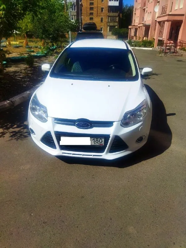 Ford focus 3, 2013 год, зверь-машина с сердцем в 150 "лошадей" и роботизированной коробкой передач, ждёт своего нового хозяина! Пробег 163 000 км, но не стоит пугаться цифр – машина в отличном состоянии и готова к новым дорогам!
На 152 000 км было проведено серьёзное обновление: установлено новое, оригинальное сцепление luk и блок тсм 2021 года выпуска! Коробка передач тоже не осталась без внимания: заменён подшипник дифференциала и, конечно же, свежее масло. Недавно установлена новая подушка двигателя, а сам двигатель ходит как часы – масло и фильтры заменены всего 5 000 км назад.
Есть пара незначительных отметин времени – небольшие сколы на задних крыльях и капоте, но, поверьте, когда я забирал её из автосалона "фрешавто" в ростове-на-дону за баснословные 1 160 000 рублей (помните те безумные цены?), она лучше не выглядела, а по состоянию трансмиссии была куда хуже чем сейчас!)
Я планировал продать её за 900 000, но жизнь вносит свои коррективы. 🎁поэтому, хорошим людя
📞 Звоните: +7(949)0585121 - фотография - 1