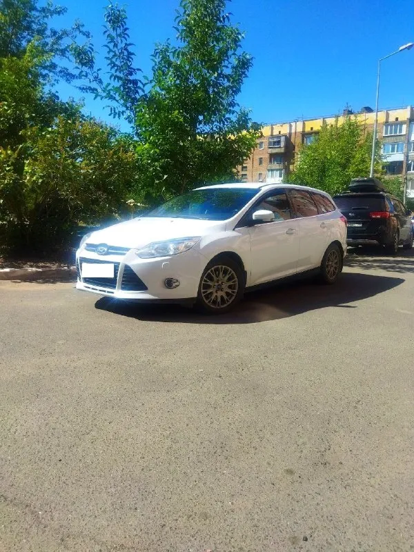 Ford focus 3, 2013 год, зверь-машина с сердцем в 150 "лошадей" и роботизированной коробкой передач, ждёт своего нового хозяина! Пробег 163 000 км, но не стоит пугаться цифр – машина в отличном состоянии и готова к новым дорогам!
На 152 000 км было проведено серьёзное обновление: установлено новое, оригинальное сцепление luk и блок тсм 2021 года выпуска! Коробка передач тоже не осталась без внимания: заменён подшипник дифференциала и, конечно же, свежее масло. Недавно установлена новая подушка двигателя, а сам двигатель ходит как часы – масло и фильтры заменены всего 5 000 км назад.
Есть пара незначительных отметин времени – небольшие сколы на задних крыльях и капоте, но, поверьте, когда я забирал её из автосалона "фрешавто" в ростове-на-дону за баснословные 1 160 000 рублей (помните те безумные цены?), она лучше не выглядела, а по состоянию трансмиссии была куда хуже чем сейчас!)
Я планировал продать её за 900 000, но жизнь вносит свои коррективы. 🎁поэтому, хорошим людя
📞 Звоните: +7(949)0585121 - фотография - 2