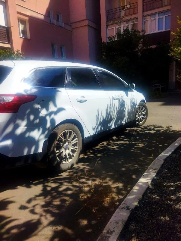 Ford focus 3, 2013 год, зверь-машина с сердцем в 150 "лошадей" и роботизированной коробкой передач, ждёт своего нового хозяина! Пробег 163 000 км, но не стоит пугаться цифр – машина в отличном состоянии и готова к новым дорогам!
На 152 000 км было проведено серьёзное обновление: установлено новое, оригинальное сцепление luk и блок тсм 2021 года выпуска! Коробка передач тоже не осталась без внимания: заменён подшипник дифференциала и, конечно же, свежее масло. Недавно установлена новая подушка двигателя, а сам двигатель ходит как часы – масло и фильтры заменены всего 5 000 км назад.
Есть пара незначительных отметин времени – небольшие сколы на задних крыльях и капоте, но, поверьте, когда я забирал её из автосалона "фрешавто" в ростове-на-дону за баснословные 1 160 000 рублей (помните те безумные цены?), она лучше не выглядела, а по состоянию трансмиссии была куда хуже чем сейчас!)
Я планировал продать её за 900 000, но жизнь вносит свои коррективы. 🎁поэтому, хорошим людя
📞 Звоните: +7(949)0585121 - фотография - 3