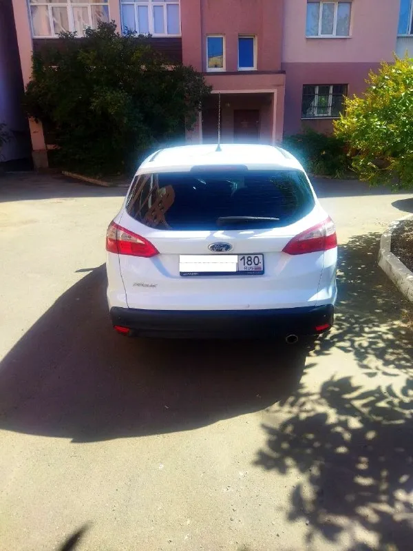 Ford focus 3, 2013 год, зверь-машина с сердцем в 150 "лошадей" и роботизированной коробкой передач, ждёт своего нового хозяина! Пробег 163 000 км, но не стоит пугаться цифр – машина в отличном состоянии и готова к новым дорогам!
На 152 000 км было проведено серьёзное обновление: установлено новое, оригинальное сцепление luk и блок тсм 2021 года выпуска! Коробка передач тоже не осталась без внимания: заменён подшипник дифференциала и, конечно же, свежее масло. Недавно установлена новая подушка двигателя, а сам двигатель ходит как часы – масло и фильтры заменены всего 5 000 км назад.
Есть пара незначительных отметин времени – небольшие сколы на задних крыльях и капоте, но, поверьте, когда я забирал её из автосалона "фрешавто" в ростове-на-дону за баснословные 1 160 000 рублей (помните те безумные цены?), она лучше не выглядела, а по состоянию трансмиссии была куда хуже чем сейчас!)
Я планировал продать её за 900 000, но жизнь вносит свои коррективы. 🎁поэтому, хорошим людя
📞 Звоните: +7(949)0585121 - фотография - 4