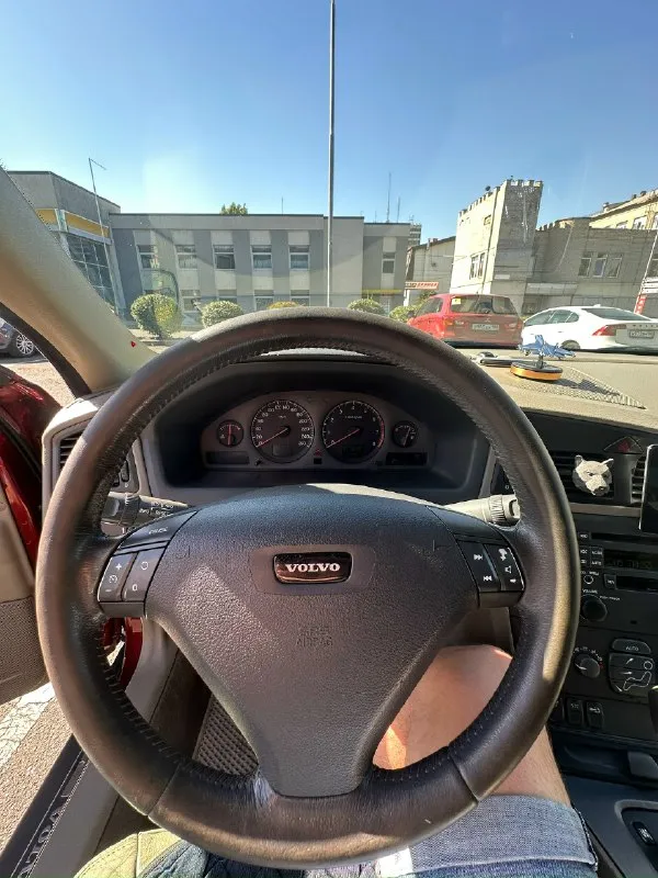 Продам авто: volvo s60 2002г 2,4т акпп цена: 550 тыс пробег 235000 комплектация: ⁃ круиз контроль ⁃ двухзонный климат контроль ⁃ хорошая музыка ⁃ электро регулировка сидений с памятью и подогревом ⁃ регулируемый люк ⁃ элетропривод и подогрев боковых зеркал ⁃ обогрев заднего стекла есть косяки и вопросы по кузову, в основном возрастные. Владею данным авто второй год, было много сделано, стоит новый радиатор охлаждения двигателя, замена бачка и патрубков вкг, замена приводного ремня, замена трубки высокого давления гура, ремонт рулевой рейки, замена всех расходников, масла, фильтра. Замена амортизаторов и пружин в круг. Замена колодок и тормозных дисков в круг. В комплекте практически новая зимняя резина ( отходила одну зиму) летняя тоже новая. Я хозяин, 180 регион, любое переоформление в мрэо. Торг у капота приветствуется. Телефон: +79490152369
📞 Звоните: +7(949)0152369 - фотография - 5