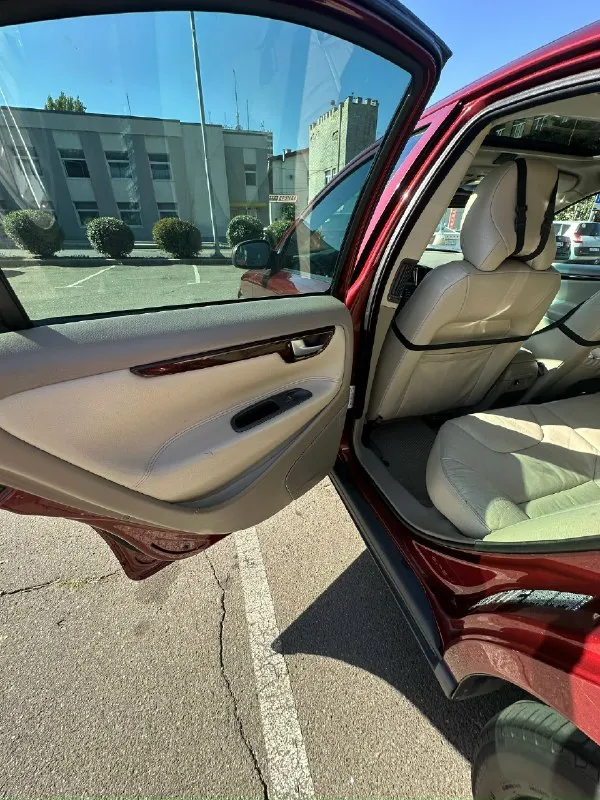 Продам авто: volvo s60 2002г 2,4т акпп цена: 550 тыс пробег 235000 комплектация: ⁃ круиз контроль ⁃ двухзонный климат контроль ⁃ хорошая музыка ⁃ электро регулировка сидений с памятью и подогревом ⁃ регулируемый люк ⁃ элетропривод и подогрев боковых зеркал ⁃ обогрев заднего стекла есть косяки и вопросы по кузову, в основном возрастные. Владею данным авто второй год, было много сделано, стоит новый радиатор охлаждения двигателя, замена бачка и патрубков вкг, замена приводного ремня, замена трубки высокого давления гура, ремонт рулевой рейки, замена всех расходников, масла, фильтра. Замена амортизаторов и пружин в круг. Замена колодок и тормозных дисков в круг. В комплекте практически новая зимняя резина ( отходила одну зиму) летняя тоже новая. Я хозяин, 180 регион, любое переоформление в мрэо. Торг у капота приветствуется. Телефон: +79490152369
📞 Звоните: +7(949)0152369 - фотография - 7