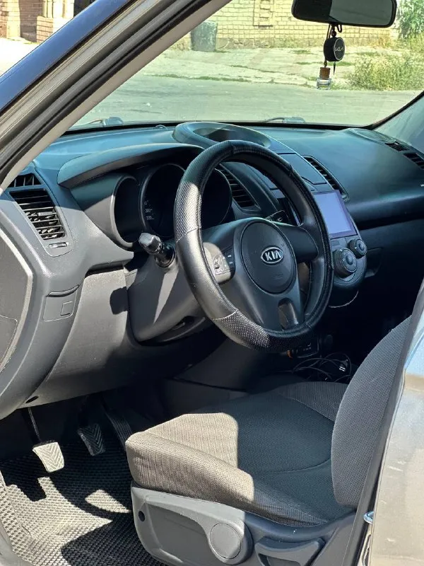 Продам kia soul 🔥
Год выпуска:2009🔥
Пробег, км:213400 (оригинал) 🔥
Модификация:1.6 mт (124 л. С. )🔥
Тип двигателя:бензин🔥
Коробка передач :механика 🔥
Привод:передний🔥
Тип кузова : хетчбек 5-дверный🔥
Koмплeктaция: comfort🔥
Цвет:серый 🔥
По факту 3 хозяина.
В продаже kia soul в идеальном техническом и внешнем состоянием. Автомобиль полностью в заводском окрасе.
Цепной двигатель -в идеальном состоянии, заводится с пол оборота, работает тихо, без каких-либо шумов, масло не ест от слова совсем, от замены до замены.
Мкпп-в идеальном состоянии, все передачи включаются мягко, без хрустов, ничего не выбивает и ни в чем не нуждается.
По ходовой-абсолютно делать ничего не нужно, машина мягкая, дорогу чувствует уверенно.
По электрике работает всё до каждой кнопки.
По кузову-без рыжиков и всего прочего.
Так же имеется видео, по просьбе отправлю для более лучшего осмотра авто.
По автомобилю нет ни одной ошибки!!!
Цена:899.999 тысяч
Возможен пригон по договоренности.
Возможен обмен.
Номер для связи:+79495752024 - фотография - 1