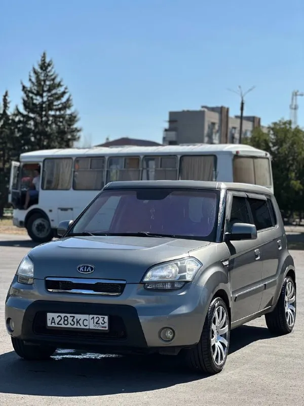 Продам kia soul 🔥
Год выпуска:2009🔥
Пробег, км:213400 (оригинал) 🔥
Модификация:1.6 mт (124 л. С. )🔥
Тип двигателя:бензин🔥
Коробка передач :механика 🔥
Привод:передний🔥
Тип кузова : хетчбек 5-дверный🔥
Koмплeктaция: comfort🔥
Цвет:серый 🔥
По факту 3 хозяина.
В продаже kia soul в идеальном техническом и внешнем состоянием. Автомобиль полностью в заводском окрасе.
Цепной двигатель -в идеальном состоянии, заводится с пол оборота, работает тихо, без каких-либо шумов, масло не ест от слова совсем, от замены до замены.
Мкпп-в идеальном состоянии, все передачи включаются мягко, без хрустов, ничего не выбивает и ни в чем не нуждается.
По ходовой-абсолютно делать ничего не нужно, машина мягкая, дорогу чувствует уверенно.
По электрике работает всё до каждой кнопки.
По кузову-без рыжиков и всего прочего.
Так же имеется видео, по просьбе отправлю для более лучшего осмотра авто.
По автомобилю нет ни одной ошибки!!!
Цена:899.999 тысяч
Возможен пригон по договоренности.
Возможен обмен.
Номер для связи:+79495752024 - фотография - 2