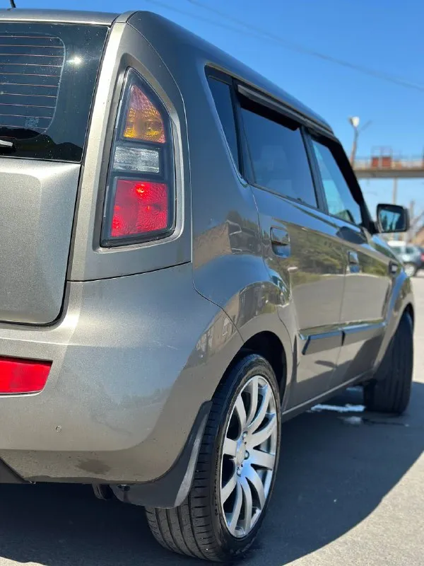 Продам kia soul 🔥
Год выпуска:2009🔥
Пробег, км:213400 (оригинал) 🔥
Модификация:1.6 mт (124 л. С. )🔥
Тип двигателя:бензин🔥
Коробка передач :механика 🔥
Привод:передний🔥
Тип кузова : хетчбек 5-дверный🔥
Koмплeктaция: comfort🔥
Цвет:серый 🔥
По факту 3 хозяина.
В продаже kia soul в идеальном техническом и внешнем состоянием. Автомобиль полностью в заводском окрасе.
Цепной двигатель -в идеальном состоянии, заводится с пол оборота, работает тихо, без каких-либо шумов, масло не ест от слова совсем, от замены до замены.
Мкпп-в идеальном состоянии, все передачи включаются мягко, без хрустов, ничего не выбивает и ни в чем не нуждается.
По ходовой-абсолютно делать ничего не нужно, машина мягкая, дорогу чувствует уверенно.
По электрике работает всё до каждой кнопки.
По кузову-без рыжиков и всего прочего.
Так же имеется видео, по просьбе отправлю для более лучшего осмотра авто.
По автомобилю нет ни одной ошибки!!!
Цена:899.999 тысяч
Возможен пригон по договоренности.
Возможен обмен.
Номер для связи:+79495752024 - фотография - 4