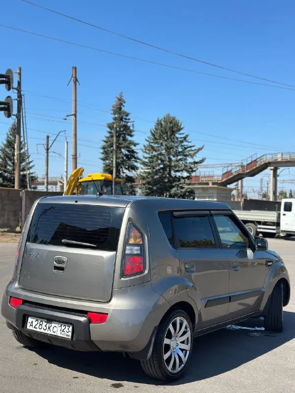 Продам kia soul 🔥
Год выпуска:2009🔥
Пробег, км:213400 (оригинал) 🔥
Модификация:1.6 mт (124 л. С. )🔥
Тип двигателя:бензин🔥
Коробка передач :механика 🔥
Привод:передний🔥
Тип кузова : хетчбек 5-дверный🔥
Koмплeктaция: comfort🔥
Цвет:серый 🔥
По факту 3 хозяина.
В продаже kia soul в идеальном техническом и внешнем состоянием. Автомобиль полностью в заводском окрасе.
Цепной двигатель -в идеальном состоянии, заводится с пол оборота, работает тихо, без каких-либо шумов, масло не ест от слова совсем, от замены до замены.
Мкпп-в идеальном состоянии, все передачи включаются мягко, без хрустов, ничего не выбивает и ни в чем не нуждается.
По ходовой-абсолютно делать ничего не нужно, машина мягкая, дорогу чувствует уверенно.
По электрике работает всё до каждой кнопки.
По кузову-без рыжиков и всего прочего.
Так же имеется видео, по просьбе отправлю для более лучшего осмотра авто.
По автомобилю нет ни одной ошибки!!!
Цена:899.999 тысяч
Возможен пригон по договоренности.
Возможен обмен.
Номер для связи:+79495752024 - фотография - 5