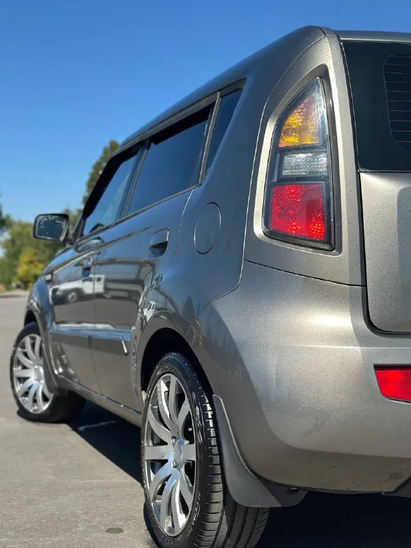 Продам kia soul 🔥
Год выпуска:2009🔥
Пробег, км:213400 (оригинал) 🔥
Модификация:1.6 mт (124 л. С. )🔥
Тип двигателя:бензин🔥
Коробка передач :механика 🔥
Привод:передний🔥
Тип кузова : хетчбек 5-дверный🔥
Koмплeктaция: comfort🔥
Цвет:серый 🔥
По факту 3 хозяина.
В продаже kia soul в идеальном техническом и внешнем состоянием. Автомобиль полностью в заводском окрасе.
Цепной двигатель -в идеальном состоянии, заводится с пол оборота, работает тихо, без каких-либо шумов, масло не ест от слова совсем, от замены до замены.
Мкпп-в идеальном состоянии, все передачи включаются мягко, без хрустов, ничего не выбивает и ни в чем не нуждается.
По ходовой-абсолютно делать ничего не нужно, машина мягкая, дорогу чувствует уверенно.
По электрике работает всё до каждой кнопки.
По кузову-без рыжиков и всего прочего.
Так же имеется видео, по просьбе отправлю для более лучшего осмотра авто.
По автомобилю нет ни одной ошибки!!!
Цена:899.999 тысяч
Возможен пригон по договоренности.
Возможен обмен.
Номер для связи:+79495752024 - фотография - 6